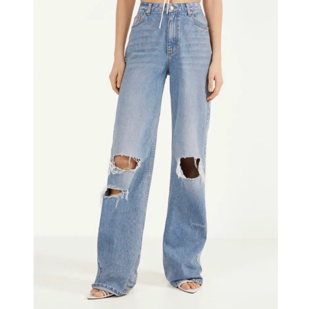 Hej! Jag säljer ett par jeans från bershka som aldrig är använda utan endast är provade. De är uppsydda hos skräddare några centimeter då de är väldig långa ( är själv 166 och passar finfint nu). Har bara legat i garderoben.  Helt slutsålda på hemsidan! . Jeans & Byxor.