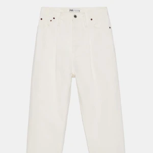 Snygga jeans - skitfina trendiga vita momjeans från zara, Säljer då dom är förstora, aldrig använda o prislappen är kvar❣️❣️ skriv för mer bilder