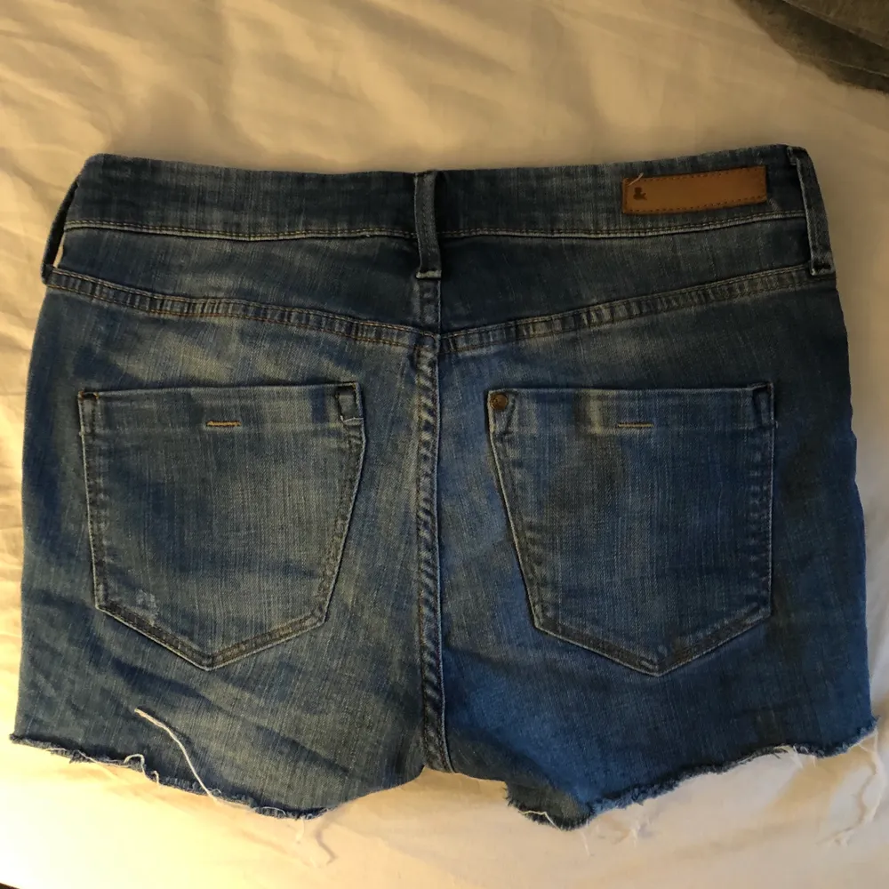 Blå jeansshorts ifrån hm. Använd ett fåtal gånger. Frakt ingår i priset! . Shorts.