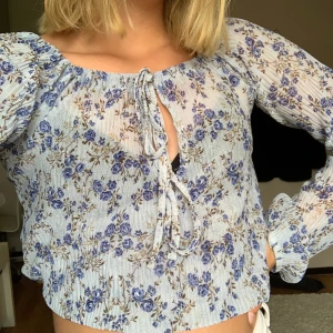 blus - vitage blommig blus, skitfin färg och lite gemosskinlig. frakt tillkommer💙