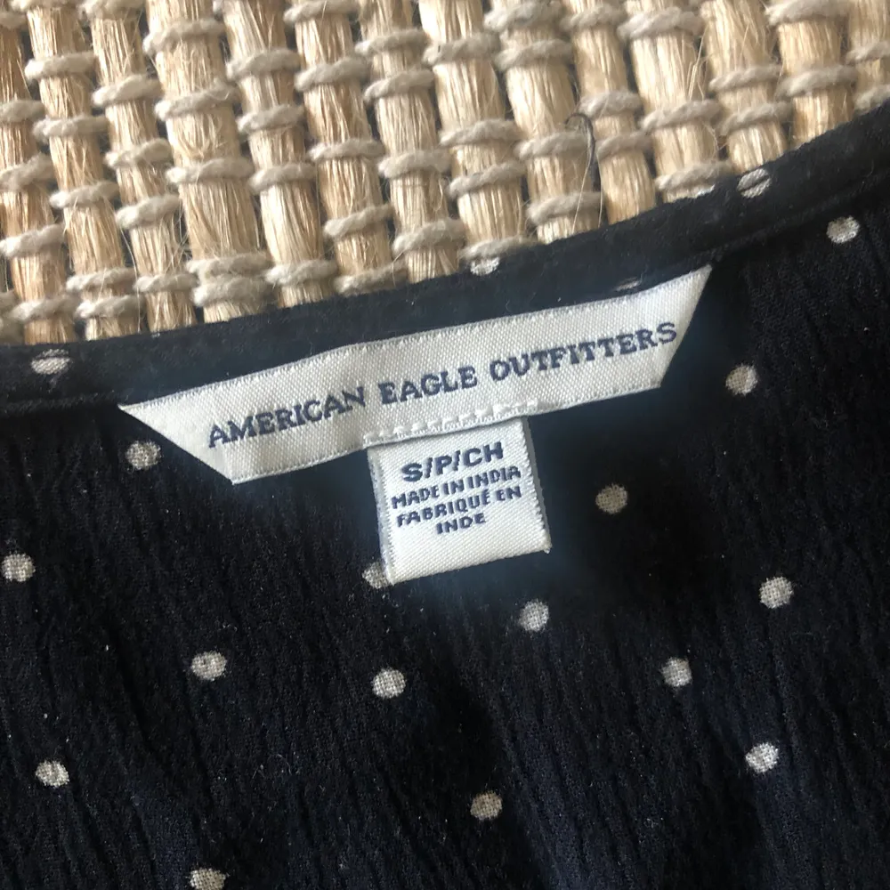 Fin prickig wrapklänning från American eagle. Köpt i usa. Skulle säga att den är mer m/l i storlek. Frakt inräknat i priset. Klänningar.