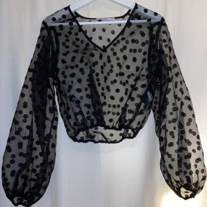 Na-kd - Superfin blus från Na-kd. Använd 1 gång och säljer pga att jag inte använder den. Storlek 32 men skulle säga att den passar 32-36. Köparen står för frakt. Skriv gärna vid intresse 😇⚡️💗