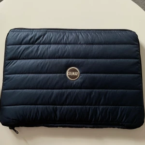 Äkta colmar datorfodral - Säljer detta helt nya marinblåa datorfodral! Passar bland annat macbook 13! Går inte att hitta online! Pris kan diskuteras🌷 frakt ingår i priset🌷