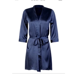 Kimono i satin - Helt ny och oanvänd kimono i satin. Storleken är Small. Frakt ingår i priset!