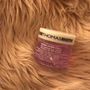 Peter Thomas Roth ansiktsmask - Säljer denna ansiktsmask (50ml) från märket Peter Thomas Roth.🌸💕 Detta är ”Rose Sten cell” masken och är oanvänd och endast öppnad. Köparen står för frakten! Hör av dig vid funderingar.🥰💞