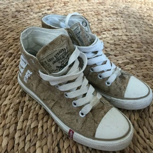  - ett par sneakers från Levi's. Använda ett fåtal gånger.