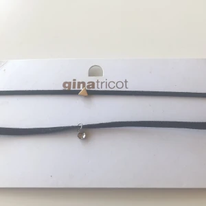 Chocker  - Jag säljer dessa super snygga chockerna, helt oandvända, dessa två kommer ifrån Gina tricot, Köpte dom för 99kr! Båda två kostar 10 kr, eller 7kr/st.  frakt tillkommer