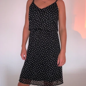 Ljuvlig sommarklänning  - En härlig sommarklänning med tunna axelband. Sitter ett tunt gummiband i midjan vilket ger en mycket fin form på klänningen. Endast provad så sälja i nyskick ✨✨                                                  Pris: 200kr +frakt