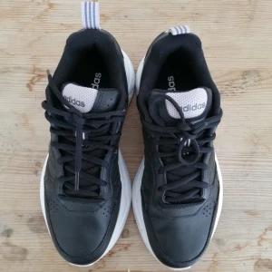  - Adidasskor köpta här, tyvärr lite för stora. Strl. 38. Fint skick ser knappt ut att vara använda.   Pris är inklusive frakt. 