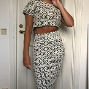 Set från Aéropostale - Coolt set från Bethany Motas kollektion för Aéropostale. Kjolen är aldrig använd, toppen är använd men är i bra skick. Går att köpa separat och priser kan diskuteras. Kan mötas i Halmstad med omnejd annars tillkommer frakt. Hör av er om ni har frågor! 