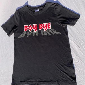 T-shirt från ginatricot i storleken xs - Den här tröjan är väldigt snygg och har ett väldigt snyggt tryck. Tröjan är i ett bra skick och har bara används ett fåtal gånger. Passformen är normal. Jag säljer den för att jag inte använder den lika mycket längre. 