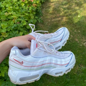 Nike air Max 95! - Vita Air Max 95 med snygga detaljer! 🦋 Väl använda men fortfarande i fint skick. Frakt tillkommer 📦 