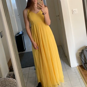 Gul klänning - strl XS-M - Långklänning som kan användas som sommarklänning, på bal, bröllop eller liknande. Superfin klänning men kommer tyvärr inte till användning så mycket som jag önskat :(   Storlek 34 (men den har resårband och knytning så den funkar för XS-M skulle jag säga!)   ‼️Frakten ingår‼️
