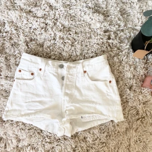 Levis Shorts - Snygga slitna Levis shorts. Korta i modellen och rivna kanter. Använda men hela och rena. Hämtas i Täby, annars står köparen för frakt.