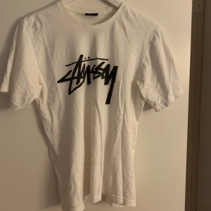 Stussy Tshirt - Fraktkostnad 44kr. Skriv vid intresse💕
