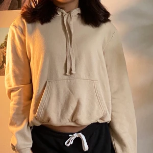 BEIGE HOODIE - En beige hoodie. Enkel men ändå skitsnygg. Köpare står för frakt💕