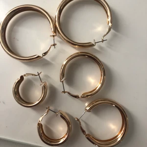 Örhängen  - Aldrig använda köpte dem precis men tyckte dem va förstora för mig💗