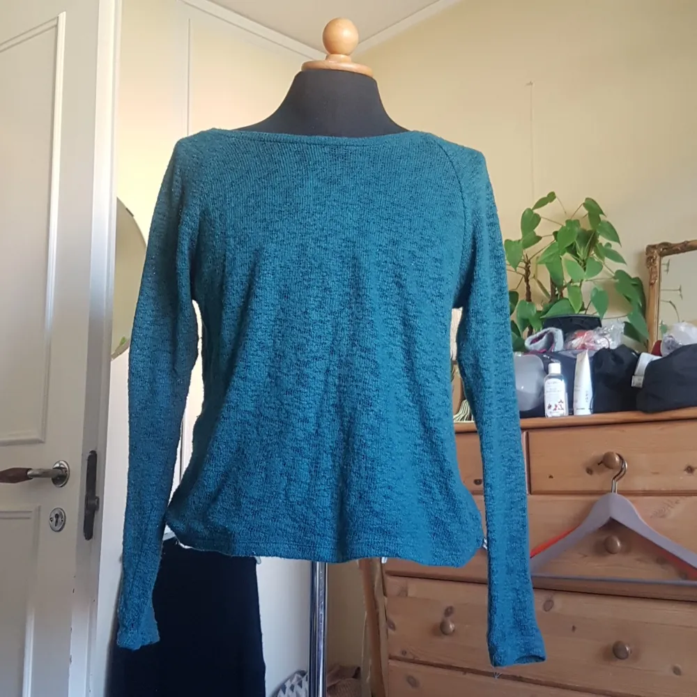 Denna stickade tröja i en jättefin turkos/blågrön färg från GinaTricot säljes pga används inte längre. Färgen är mer grönblå i verkligheten än på bilderna. Vissa maskor är större än andra, men man kan ha tröjan med bara tex bh under om det får synas lite.. Tröjor & Koftor.
