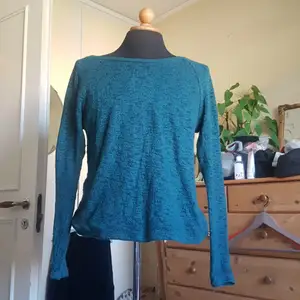 Denna stickade tröja i en jättefin turkos/blågrön färg från GinaTricot säljes pga används inte längre. Färgen är mer grönblå i verkligheten än på bilderna. Vissa maskor är större än andra, men man kan ha tröjan med bara tex bh under om det får synas lite.