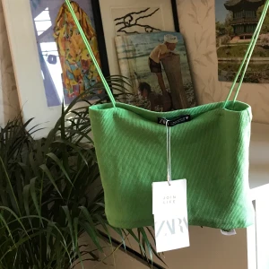 Croptopp  - en jättefin grön croptopp i stretchigt material från zara🦖 aldrig använd och lappen sitter kvar! köparen står för frakten:)