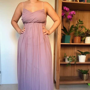 Lila klänning  - Lila klänning från Nelly. De är endast använd en gång och därmed i väldigt bra skick! Modellen är 159cm och den är längre på henne. Fler bilder kan skickas efter begäran. Kan endast träffas i Stockholm.