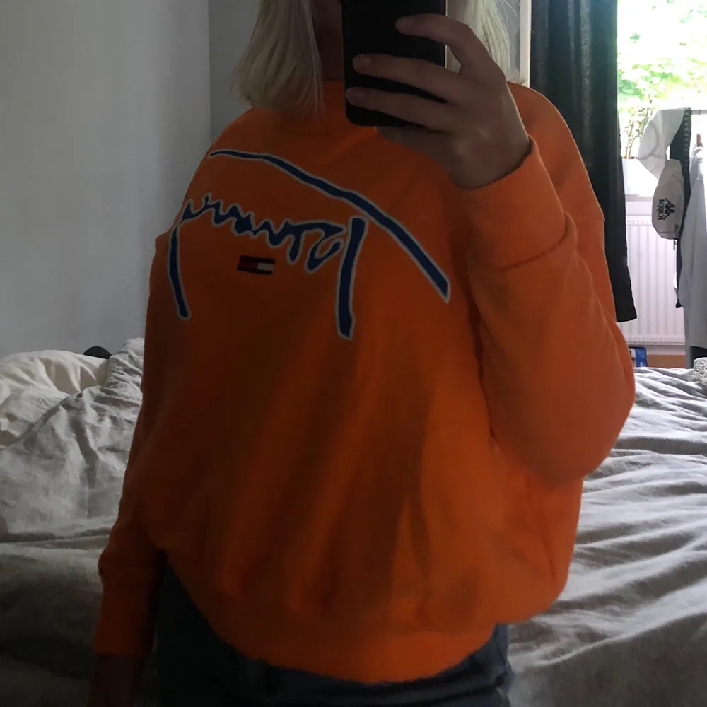 Svinsnygg sweatshirt från Tommy som jag endast säljer då den är lite tajt. XS men stor i storleken🤯 Använd bara 2-3 gånger så iprincip nyskick. Frakten är spårbar och går på 66kr. Hoodies.