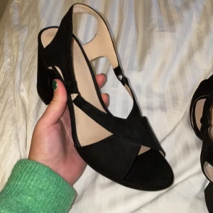 Hm skor - Snygga klackar inköpta förra året, aldrig använda har aldrig hittat tillfälle att använda skorna! Stolek 39  pris exklusive frakt