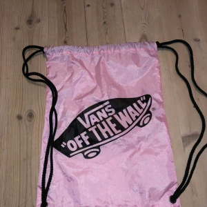 Vans tygkasse - Säljer denna tygkasse från Vans då jag aldrig använt den. Så himla fin till alla möjliga tillfällen. Frakt ingår💗