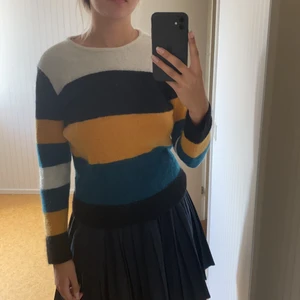 Randig tröja  - Jag säljer denna  tröja från InWear😁😁den sitter som XS och är knappt använd 💕💕materialet är stickat 