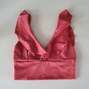 Crop top stl S - Snyggt croppat linne från Nelly.com i storlek S. Använd endast 1 gång, så plagget är i nyskick. Inköpt 2018, säljes då det är ett plagg jag inte använder.