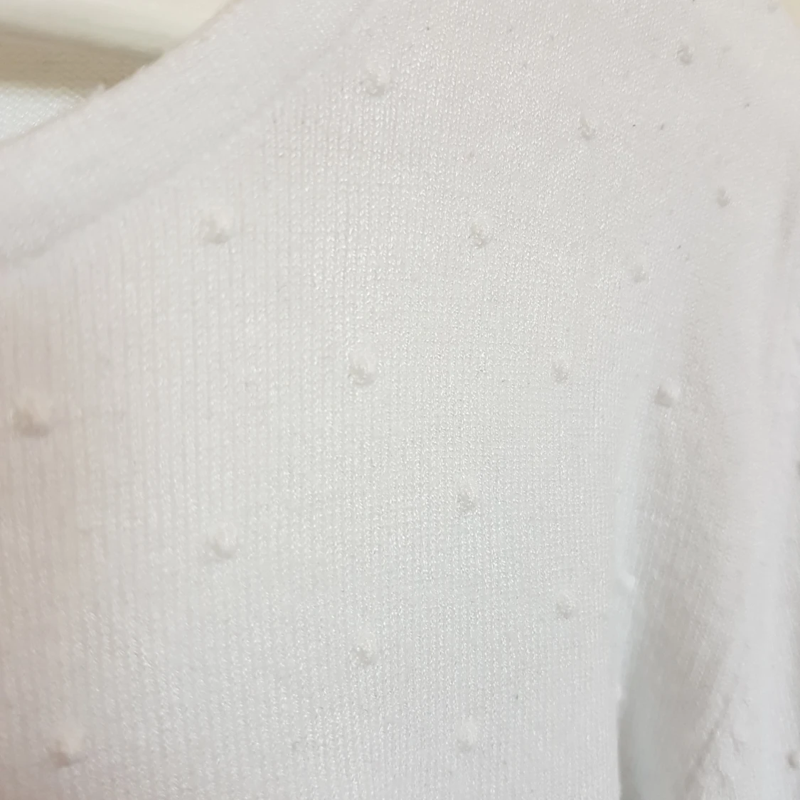 Vit stickad tröja med trekvartsärm - 91