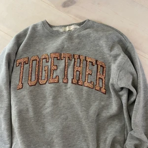 Sweatshirt  - En sjukt cool sweatshirt från zara🤤