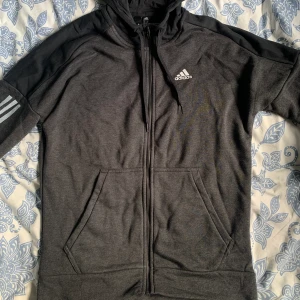 Adidas kofta  - En helt oanvänd kofta från adidas, prislappen sitter kvar. Storlek M (herrstorlek) men skulle säga att den passar M-XL på tjej beroende på hur man vill att den ska sitta. Nypris är 649kr men köpt på rea för 399kr