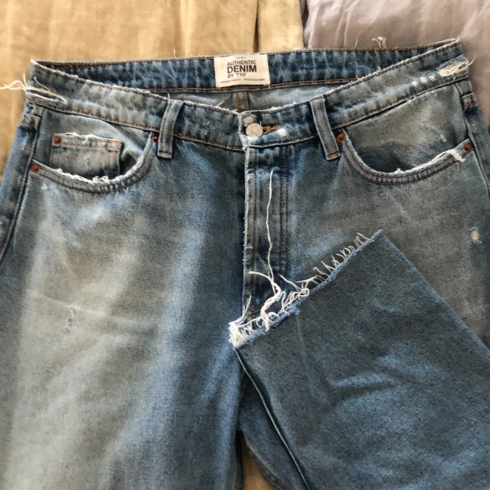 Dessa jeans är så himla fina, lite korta i benen med ursnygga slitningar runt om jeansen😍 sitter snyggt över rumpa och lår.. Jeans & Byxor.