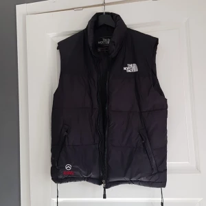 Täckjacksväst - Täckjacksväst, The North Face , svart, använd men helt ok. 