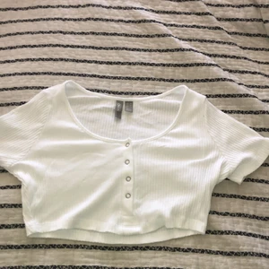 Supergullig topp💗 - Säljer denna superfina toppen då den blir alldeles för kort för mig när jag har på den. Skulle rekommenderas till någon med mindre byst då den antagligen inte skulle åka upp lika mycket. Endast använd 1 gång så mycket bra skick💗💗 pris är 80kr+ frakt