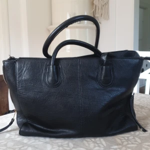 Väska  - Ett bra skick,  bara en lite deffekt på insidan handtaget , du betalar frakten och vi kan mötas upp 