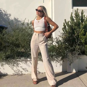 Byxor från Nakd - Väldigt sköna byxor från Nakd som formar rumpan väldigt snyggt💘 Nypris 500kr, nyskick.    Har likadana i marinblå. 💙                                                Kolla gärna in min profil, garderobsrensning (billiga priser) 