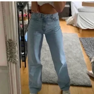 Full length zara jeans  - INTRESSKOLL- super trendiga raka jeans från zara med lapparna kvar, ej avklippta, helt oanvända. Buda från 400kr + frakt i kommentarerna! Dom är helt slutsålda på hemsidan. Bilderna är lånade. Budgivningen slutar på torsdag 13/8❗️BUD: 520+frakt❗️