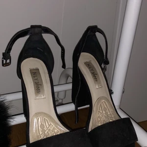 Klackskor storlek 37 - Säljer mina klackskor som endast är använda under en kväll. Som i nyskick! Hör av er för frågor eller fler bilder. 