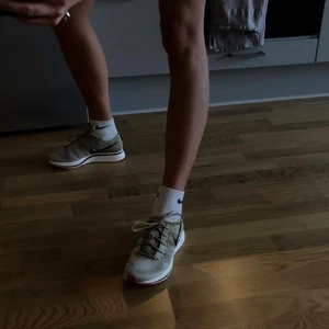 Nike Flyknit Racer US 4.5 - OBS! HAR BYTT TILL SVARTA LACES och hittar tyvärr ej dom gröna. DM för bilder! Sparsamt använda