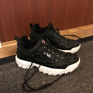 FILA DISRUPTOR - Sneakers svarta, 42 - Värde 979 kr, storlek 42