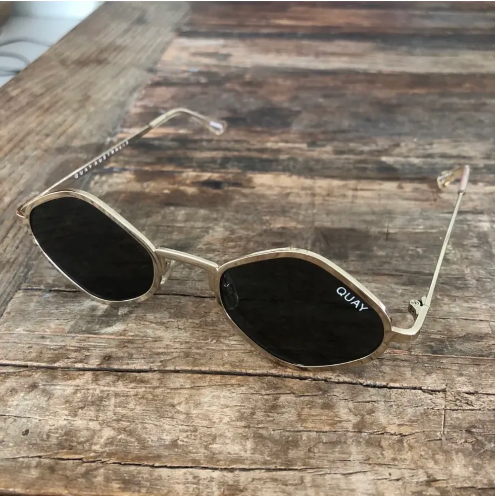 Säljer mina supercoola solglasögon PERFEKTA nu till sommaren från Quay Australias kollektion med Kylie Jenner. Glasögonen skickas med i ett hårt glasögonfodral så att de ej skadas under frakten. Använda men i fint skick. (Frakt inkluderat i priset) . Accessoarer.