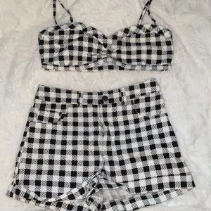 Rutigt set Bikbok X Elsa Hosk - Jättefint rutigt set från Elsa Hosks andra kollektion med Bikbok, strl S i shorts och M i topp.