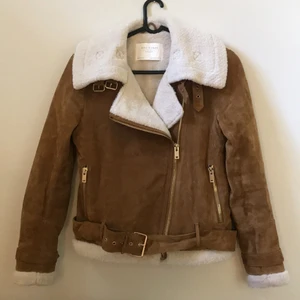 Brun höstjackan från zara - Brun sade höstjacka med fårakinnsimitation på insidan, jätte mjuk och skön! Mässingdetaljer på dragkedja och spännen. Köparen står för frakt