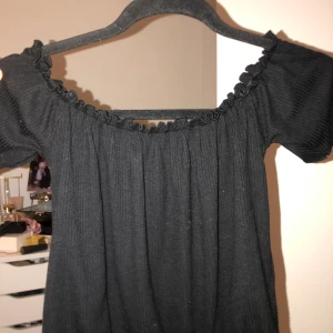 Off shoulder tröja  - Svart off shoulder tröja från bik bok, håller ett bra skick. Är i storlek M men skulle säga att den mer är en S.