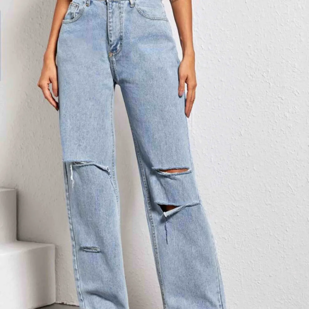 Hej! Säljer dessa populära jeans i storlek small. De är helt oanvända då jag tyckte att de ej satt fint på mig. Men själva jeansen är riktigt fina och trendiga dessutom ;) 💞 skicka dm om ni har frågor . Jeans & Byxor.
