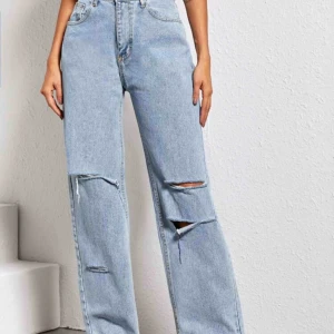  - Hej! Säljer dessa populära jeans i storlek small. De är helt oanvända då jag tyckte att de ej satt fint på mig. Men själva jeansen är riktigt fina och trendiga dessutom ;) 💞 skicka dm om ni har frågor 