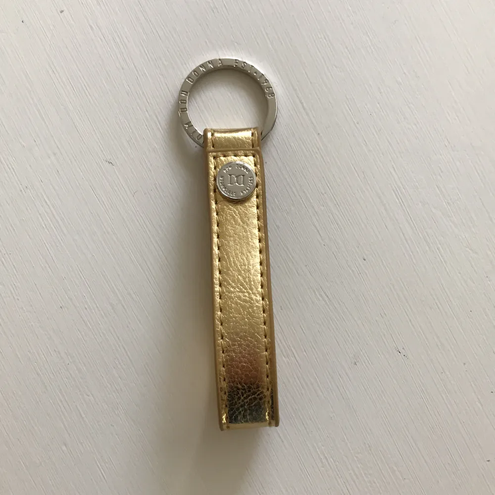 Guld nyckelring från märket don donna med silver detalj. Helt ny. 30kr ink frakt. . Accessoarer.