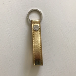 Don Donna nyckelring - Guld nyckelring från märket don donna med silver detalj. Helt ny. 30kr ink frakt. 